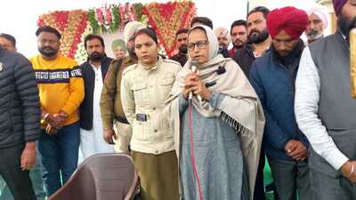 Sidhu Moose Wala’s mother Charan Kaur addressing people at Moosa village on Sunday. (HT photo) Sidhu Moose Wala’s mother Charan Kaur addressing people at Moosa village on Sunday. (HT photo)