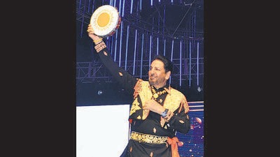 Singer Gurdas Maan performing on New Year’s eve in Ludhiana on Sunday. (Harvinder Singh/HT)