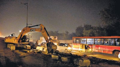 The Ashram flyover was shut on Sunday evening. However, one carriageway had to be opened due to heavy traffic rush. (Sanjeeev Verma/HT Photo) The Ashram flyover was shut on Sunday evening. However, one carriageway had to be opened due to heavy traffic rush. (Sanjeeev Verma/HT Photo)