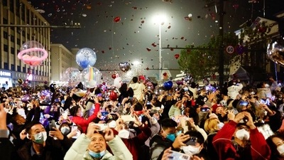People release balloons as they gather to celebrate New Year's Eve, amid the coronavirus disease (COVID-19) outbreak, in Wuhan, Hubei province, China January 1, 2023. (REUTERS/Tingshu Wang) People release balloons as they gather to celebrate New Year's Eve, amid the coronavirus disease (COVID-19) outbreak, in Wuhan, Hubei province, China January 1, 2023. (REUTERS/Tingshu Wang)