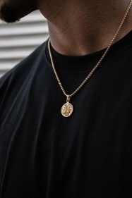 Pendants are easy to wear and match with everything in your closet. (pinterest) Pendants are easy to wear and match with everything in your closet. (pinterest)