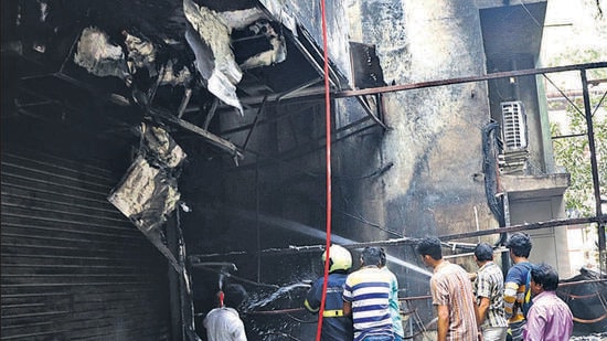 Mumbai, India - December 17, 2022: One person dead, four injured and 22 others rushed to a hospital following complaints of breathlessness, after fire broke out in the electric meter room of Juno's Pizza Hotel in Vishwas building, a residential building near Parakh Hospital, at Ghatkopar, in Mumbai, India, on Saturday, December 17, 2022. (Praful Gangurde/HT Photo) (HT PHOTO)