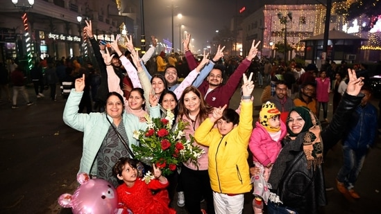 A crowd gathers to welcome New Year 2023 in Lucknow. (Ravi Kumar/HT Photo)