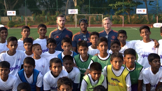 Man Utd players David de Gea (L), Anthony Elanga (c) and Donny van de Beek