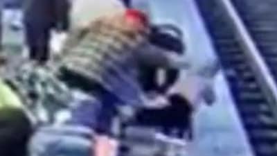 US Woman Pushes Girl Onto Train Tracks: Woman pushed a girl onto train tracks in the US. US Woman Pushes Girl Onto Train Tracks: Woman pushed a girl onto train tracks in the US.