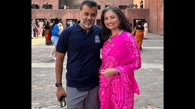 Chetan Bhagat and his wife Anusha Bhagat at IIM Ahmedabad. (Twitter/@chetan_bhagat)