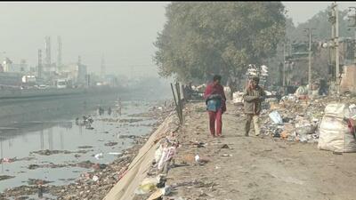 Activist Kuldeep Singh Khaira said the PAC has been raising this issue for two years. “Despite our protests, the Ludhiana MC never bothered to shift the garbage dump to nearby static compactor,” he said. (HT PHOTO)