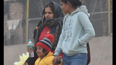 Kashi shivers amid winter chill, schools closed (HT Photo)