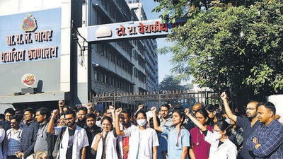Mumbai, India - January 02, 2023: Resident doctors of BYL Nair Hospital protest for non-payment of their COVID-19 pandemic arrears outside the gate, at Mumbai Central, in Mumbai, India, on Monday, January 02, 2023. (Photo by Bhushan Koyande/HT Photo) (HT PHOTO) Mumbai, India - January 02, 2023: Resident doctors of BYL Nair Hospital protest for non-payment of their COVID-19 pandemic arrears outside the gate, at Mumbai Central, in Mumbai, India, on Monday, January 02, 2023. (Photo by Bhushan Koyande/HT Photo) (HT PHOTO)