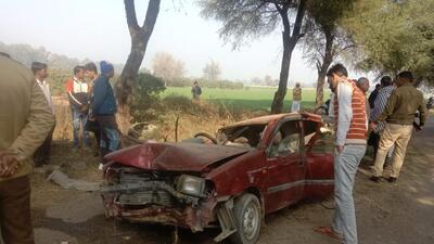 The mangled remains of the car that rammed into a tree near Mehnakhera village on the Sirsa-Rania road in Sirsa. (HT Photo)