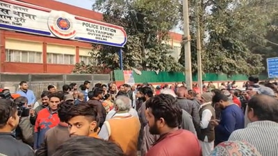 Massive protest outside the Sultanpuri Police Station after woman dragged by car for kms in Delhi dies. (Video grab (HT)) Massive protest outside the Sultanpuri Police Station after woman dragged by car for kms in Delhi dies. (Video grab (HT))