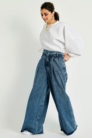 Wide leg jeans and pants are definitely one of the hottest non-skinny jeans trends that we can't get over. (Instagram)
