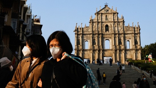 People wearing face masks walk in front of the ruins of Saint Paul's during the coronavirus disease (Covid-19) pandemic in Macau, China. Macau eases Covid-19 travel rules but tourism, casinos yet to rebound (REUTERS/Tyrone Siu)
