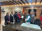 AAP leaders meet Delhi police Commissioner Sanjay Arora(Twitter/AAP) AAP leaders meet Delhi police Commissioner Sanjay Arora(Twitter/AAP)