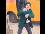 Girl dancing energetically to Mahima Chaudhry and Sanjay Dutt's Aap Ka Aana Dil Dhadkana.(Twitter/@Aarzaai_Ishq) Girl dancing energetically to Mahima Chaudhry and Sanjay Dutt's Aap Ka Aana Dil Dhadkana.(Twitter/@Aarzaai_Ishq)