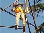 The traffic cop was identified as Mr Suresh from the Rajajinagar traffic police station.(@DCPTrWestBCP/Twitter) The traffic cop was identified as Mr Suresh from the Rajajinagar traffic police station.(@DCPTrWestBCP/Twitter)
