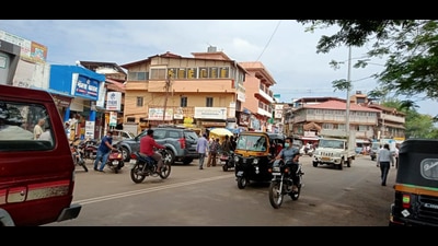 A 34-year-old tourist from Navi Mumbai was attacked by a group of four people with sickles at Maggi point. (HT FILE PHOTO) A 34-year-old tourist from Navi Mumbai was attacked by a group of four people with sickles at Maggi point. (HT FILE PHOTO)