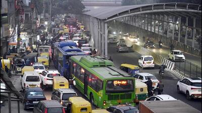 A massive traffic jam seen towards Nizamuddin to Mathura Road due to New DND flyover construction, in New Delhi, India, on Tuesday. (Sanjeev Verma/HT Photo) A massive traffic jam seen towards Nizamuddin to Mathura Road due to New DND flyover construction, in New Delhi, India, on Tuesday. (Sanjeev Verma/HT Photo)
