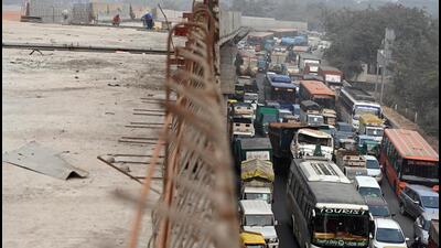 A snarl from Sarai Kale Khan towards Lajpat Nagar at the Ashram crossing. (Sanjeev Verma/HT Photo) A snarl from Sarai Kale Khan towards Lajpat Nagar at the Ashram crossing. (Sanjeev Verma/HT Photo)