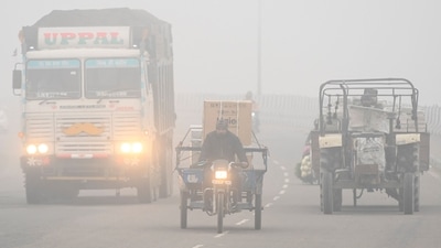 Commuters make their way during a foggy winter day on the outskirts of Amritsar on January 3, 2023. (AFP) Commuters make their way during a foggy winter day on the outskirts of Amritsar on January 3, 2023. (AFP)