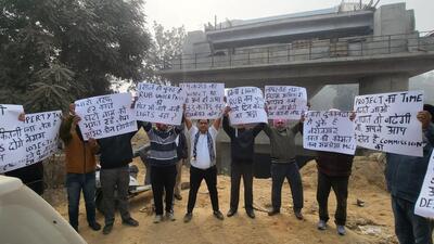 Members of a city-based NGO protesting against the MC authorities on Pakhowal Road, Ludhiana. (HT PHOTO)