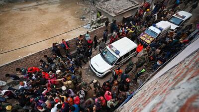 Mortal remains of Anjali being brought to her residence after the autopsy at Karan Vihar in New Delhi on Tuesday. (Sanchit Khanna/HT Photo)