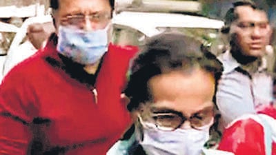Mumbai, Dec 26 (ANI): Central Bureau of Investigation (CBI) officials produce former ICICI Bank MD and CEO Chanda Kochhar and her husband Deepak Kochhar before the CBI court in connection with an alleged ICICI Bank-Videocon loan fraud case, in Mumbai on Monday. (ANI Photo) (ANI)
