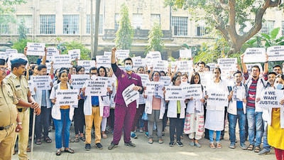 Mumbai, India - January 03, 2023: Resident doctors of BMC colleges including Nair, KEM, Sion, Cooper Hospitals affiliated to MARD protest demanding their long pending DA, COVID allowance arrears, reduction in bond periods of super-speciality and other demands, as they go on mass leave during their strike on the second day of their agitation, at KEM Hospital, Parel, in Mumbai, India, on Tuesday, January 03, 2023. (Photo by Bhushan Koyande/HT Photo) (HT PHOTO)