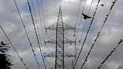 The employees have accused the government of indirectly promoting privatisation in the electricity distribution sector and have demanded permanent jobs for those working on a contract basis. To avoid power outages, the energy department has asked officers to prepare for any emergency and has set up a control room to address the complaints. (HT PHOTO)