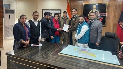 AAP leaders meet Delhi police Commissioner Sanjay Arora (Twitter/AAP) AAP leaders meet Delhi police Commissioner Sanjay Arora (Twitter/AAP)