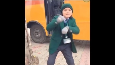 Girl dancing energetically to Mahima Chaudhry and Sanjay Dutt's Aap Ka Aana Dil Dhadkana. (Twitter/@Aarzaai_Ishq) Girl dancing energetically to Mahima Chaudhry and Sanjay Dutt's Aap Ka Aana Dil Dhadkana. (Twitter/@Aarzaai_Ishq)