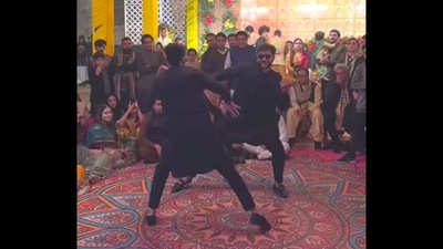 Dancers Shazer Shafiq and Abdullah Rafique tapping their feet to Jehda Nasha and Nadiyon Paar at a wedding. (Instagram/@abdullahrafiquee) Dancers Shazer Shafiq and Abdullah Rafique tapping their feet to Jehda Nasha and Nadiyon Paar at a wedding. (Instagram/@abdullahrafiquee)