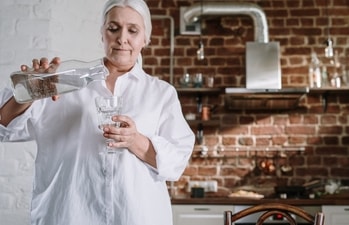 Adults who stay hydrated seem to be fitter as they develop fewer chronic conditions such as heart and lung disease, and live longer. (pexels) Adults who stay hydrated seem to be fitter as they develop fewer chronic conditions such as heart and lung disease, and live longer. (pexels)