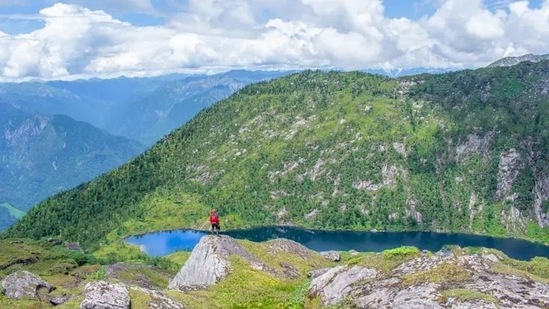 Anini, Arunachal Pradesh:&nbsp;చాలా మంది బ్యాక్‌ప్యాకర్లు అరుణాచల్ ప్రదేశ్‌ను తమ మొదటి విహారయాత్ర గమ్యస్థానంగా ఎంచుకుంటున్నారు. అనిని అనే ఈ చిన్న గ్రామాన్ని సందర్శించడం మీకు గొప్ప అనుభూతి. ఒక చిన్న నది శబ్దాన్ని వింటూనే చెక్క గుడిసెలో నివసించడం ఎలా ఉంటుందో ఇక్కడ దానిని ఆస్వాదించవచ్చు.