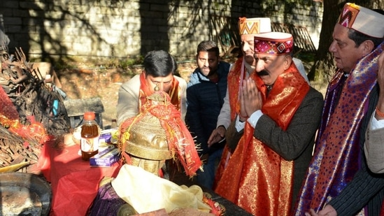 Himachal Pradesh CM Sukhvinder Singh Sukhu offers prayers at Hadimba Devi Temple in Manali's Kullu district on Monday.(ANI)