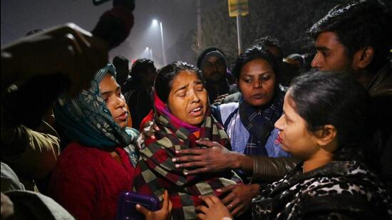 Anjali's mother outside the cremation ground after her last rites at Budh Vihar in New Delhi on Tuesday. (Sanchit Khanna/HT Photo)