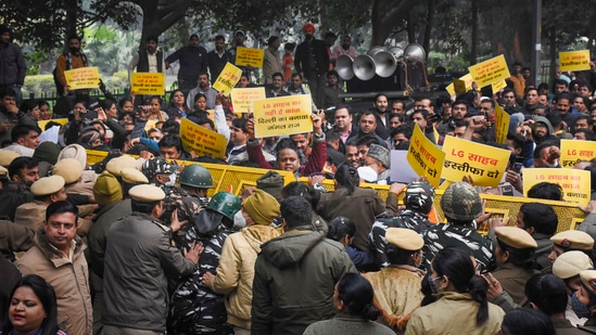 New Delhi: Aam Aadmi Party (AAP) supporters protest against Sultanpuri incident, outside Delhi L-G Vinay Saxena's residence, in New Delhi, Monday, Jan. 2, 2023.