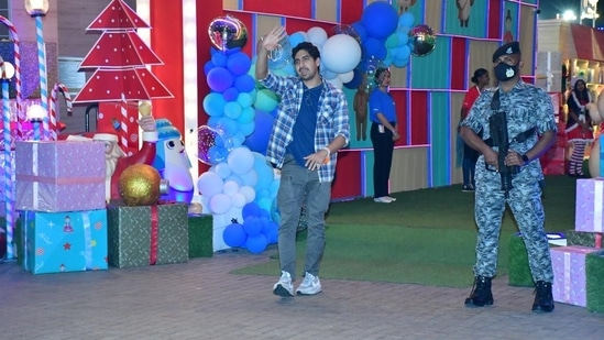 Ayan Mukerji waves as the paparazzi as he arrives at the Jio World Centre to celebrate Mukesh Ambani and Shloka Mehta's son Prithvi Ambani's 2nd birthday.(HT Photo/Varinder Chawla)