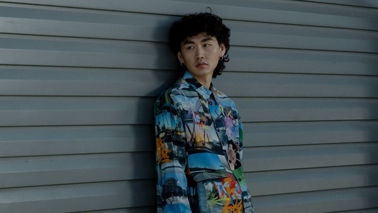 Shirts with abstract prints on them look striking on men. (Pexels)