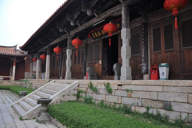 Tianhou Gong temple, Quanzhou. View of citrakhanda pillars in back hall. (Risha Lee) Tianhou Gong temple, Quanzhou. View of citrakhanda pillars in back hall. (Risha Lee)