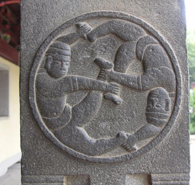 Kaiyuan temple, Quanzhou. Detail of wrestlers medallion on citrakhanda column. (Risha Lee) Kaiyuan temple, Quanzhou. Detail of wrestlers medallion on citrakhanda column. (Risha Lee)