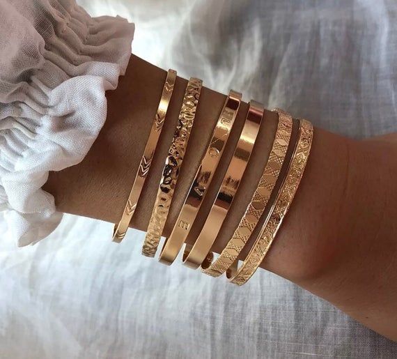 The best part: can be worn on the wrist during the day and at night and is layered over a fitted long-sleeve shirt or turtleneck.  (pinterest)