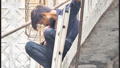 Man climbs building to avoid de-addiction programme