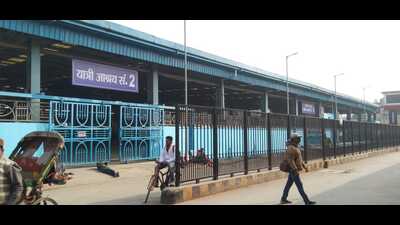 A special temporary shelter for passengers set up at Prayagraj junction. (HT Photo) A special temporary shelter for passengers set up at Prayagraj junction. (HT Photo)