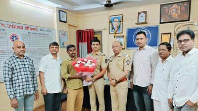 Dombivli, India - January 04, 2023: A Dombivli-based auto driver Santosh Rane applauded for his kind gesture as he returns a bag full of five tola gold after two women passengers forget it in his autorickshaw. Rane returned the bag to the autorickshaw union office where the women came searching for it and recovered the bag, in Dombivli, India, on Wednesday, January 04, 2023. (Photo by Pramod Tambe/HT Photo) (HT PHOTO) Dombivli, India - January 04, 2023: A Dombivli-based auto driver Santosh Rane applauded for his kind gesture as he returns a bag full of five tola gold after two women passengers forget it in his autorickshaw. Rane returned the bag to the autorickshaw union office where the women came searching for it and recovered the bag, in Dombivli, India, on Wednesday, January 04, 2023. (Photo by Pramod Tambe/HT Photo) (HT PHOTO)