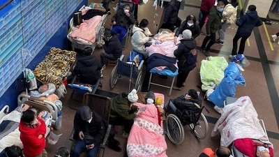 Patients lie on beds and stretchers in a hallway in the emergency department of a hospital, amid the coronavirus disease (COVID-19) outbreak in Shanghai, China. (REUTERS)