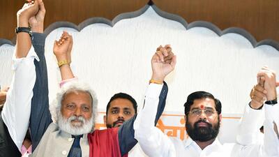 Mumbai, Jan 04 (ANI): Maharashtra Chief Minister Eknath Shinde and Peoples Republican Party of India (RPI) founder and president Jogendra Kawade hold hands on alliance between the two parties, in Mumbai on Wednesday. (ANI Photo) (Deepak Salvi)
