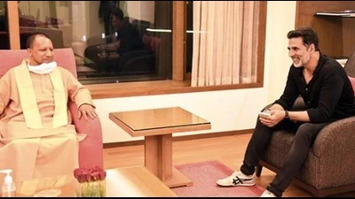On the occasion, CM Yogi also invited Akshay Kumar to visit Uttar Pradesh. (HT Photo)