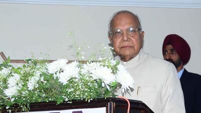 Punjab governor Banwarilal Purohit has written to 350 IAS and IPS officers of the state and Chandigarh to ensure corruption-free administration. (HT file photo)