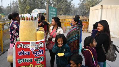Steet vendors at the Mansingh Road crossing at Kartavya Path in New Delhi on Wednesday. (Vipin Kumar/HT Photo) Steet vendors at the Mansingh Road crossing at Kartavya Path in New Delhi on Wednesday. (Vipin Kumar/HT Photo)